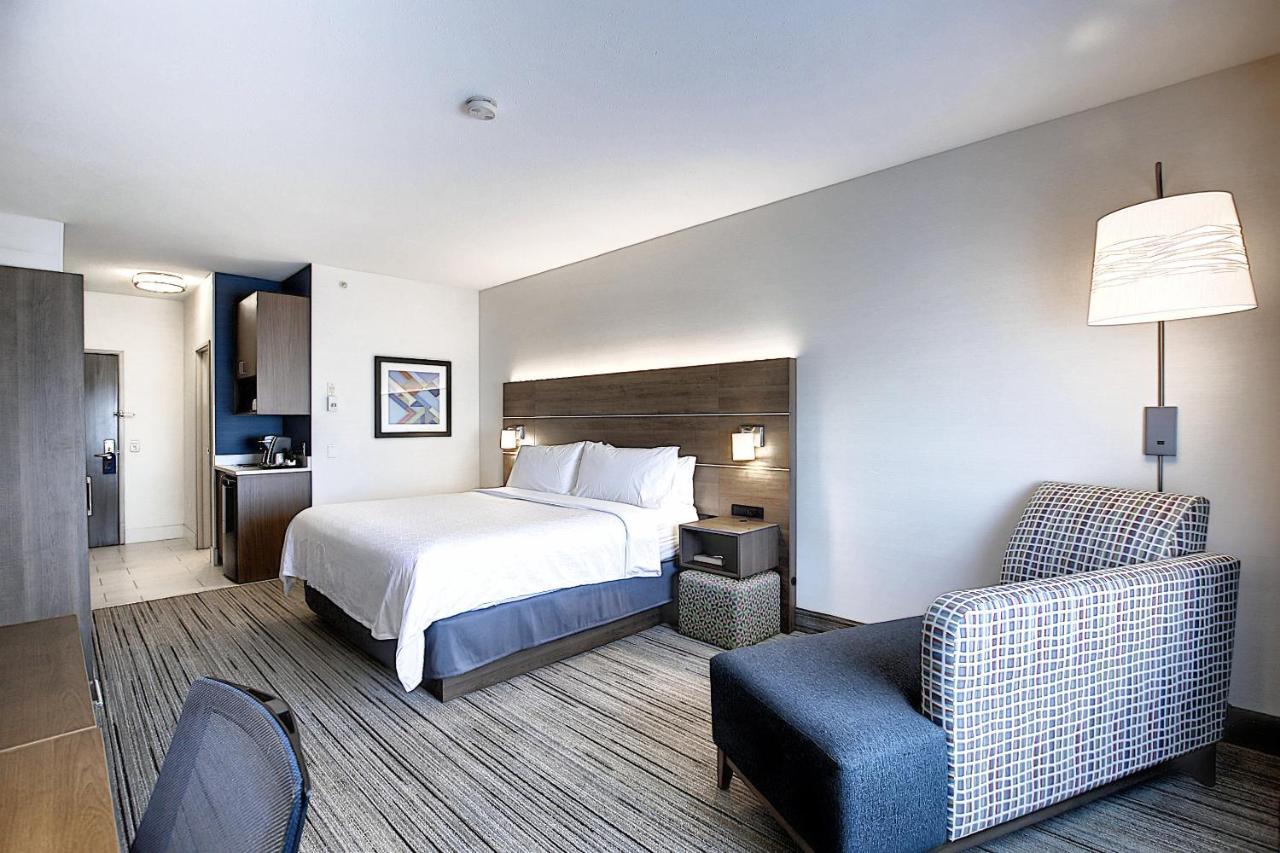 Holiday Inn Express Airport Calgary By Ihg Екстериор снимка