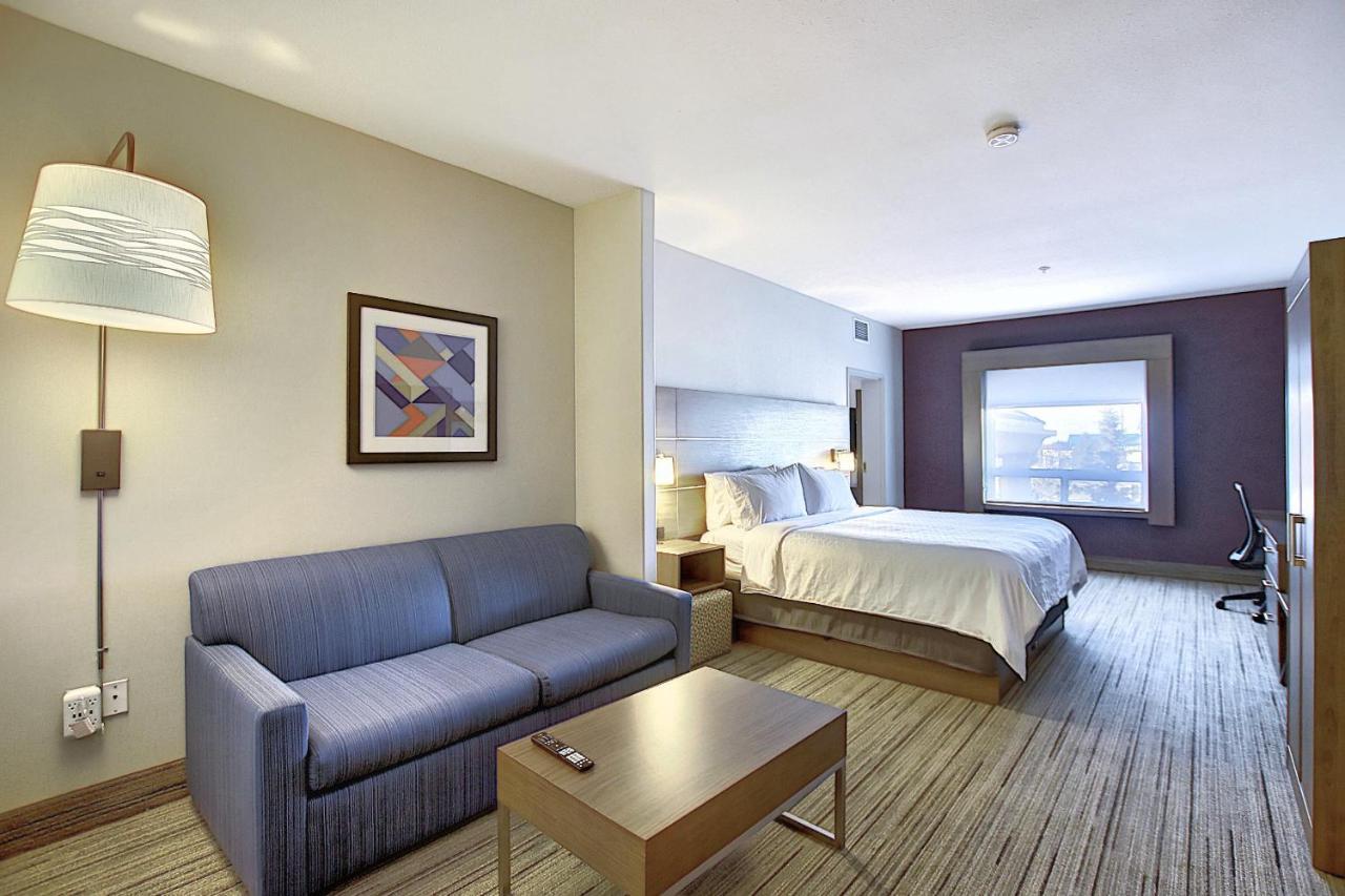 Holiday Inn Express Airport Calgary By Ihg Екстериор снимка
