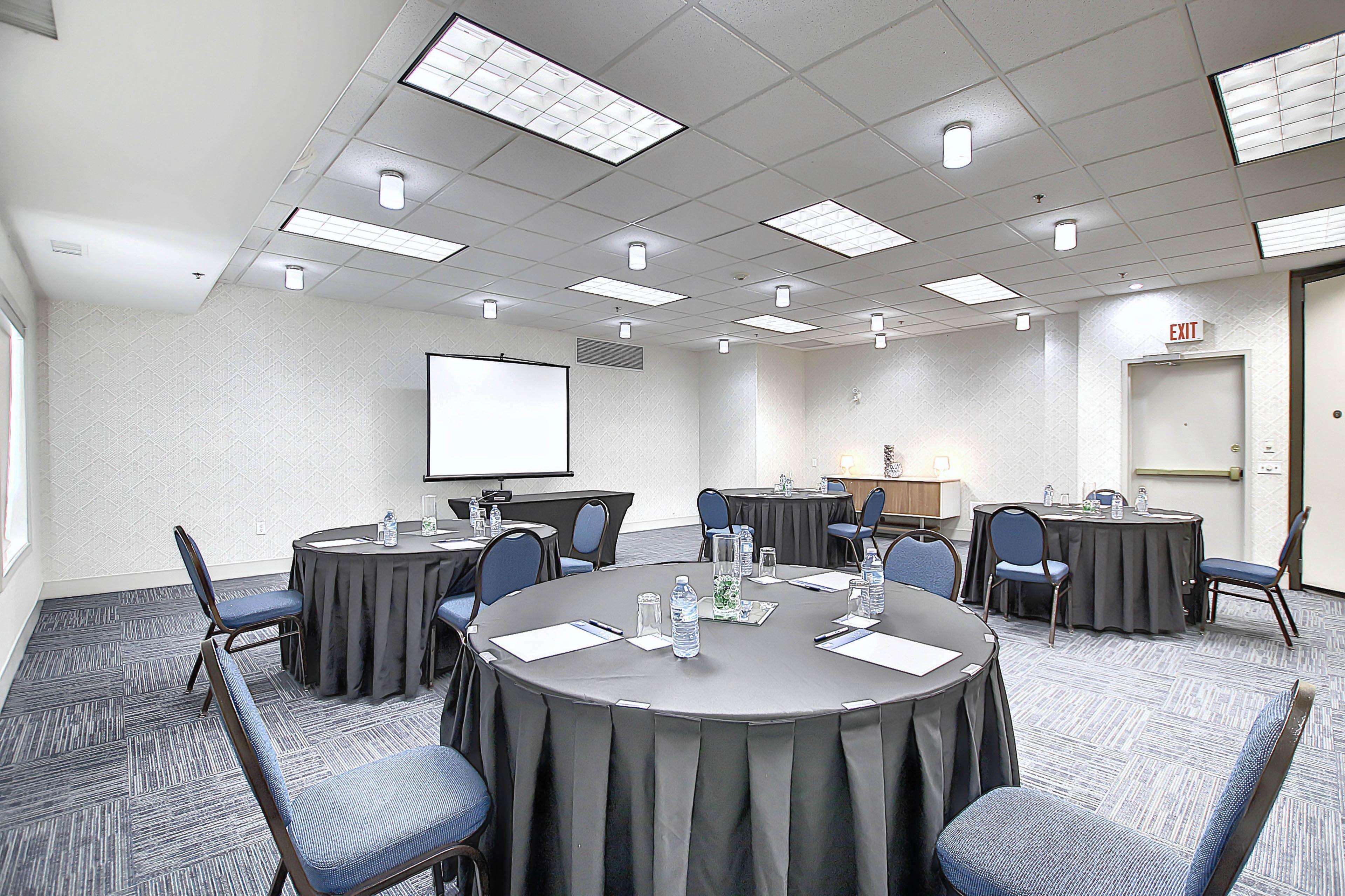 Holiday Inn Express Airport Calgary By Ihg Екстериор снимка