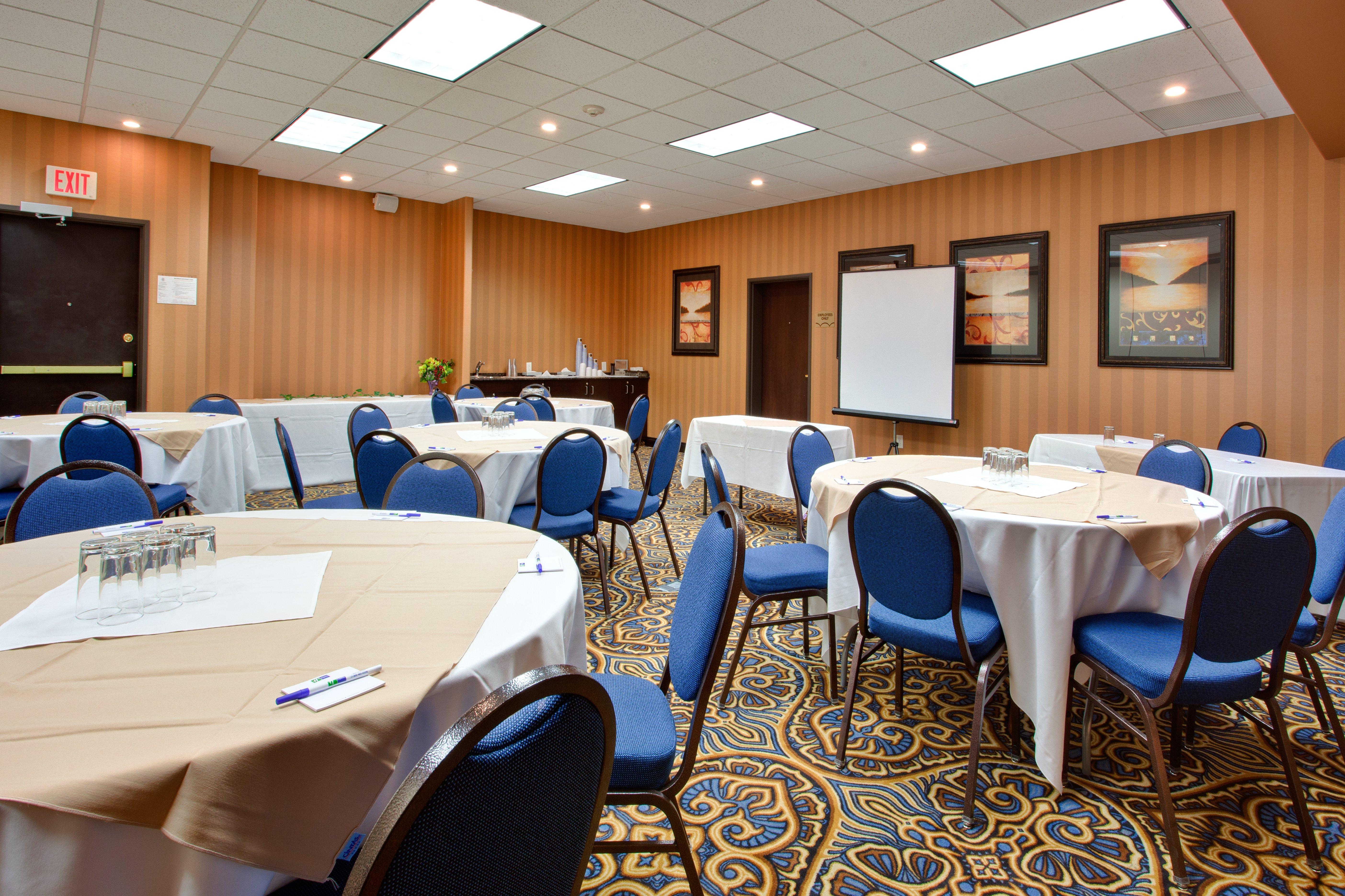 Holiday Inn Express Airport Calgary By Ihg Екстериор снимка