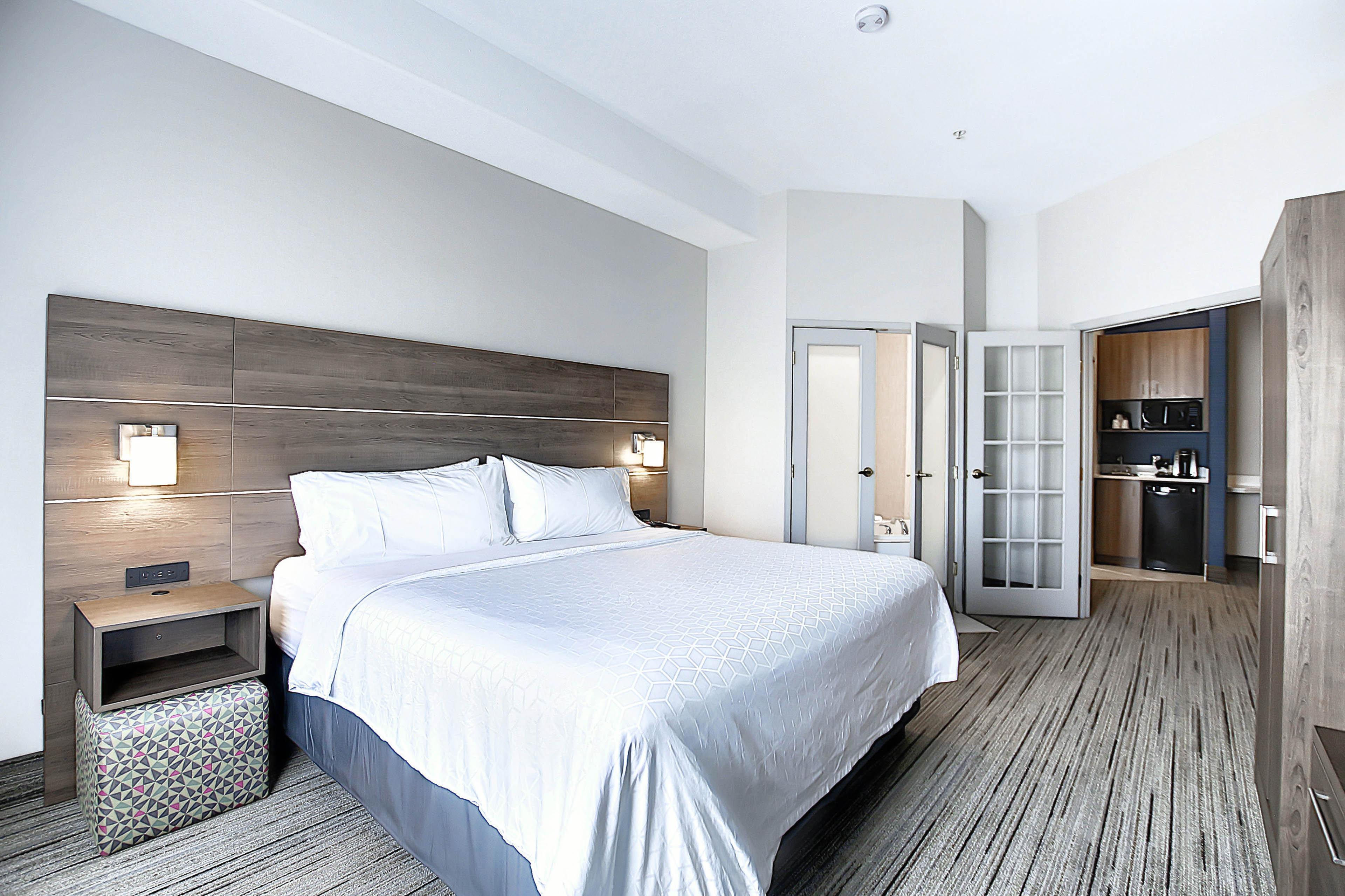 Holiday Inn Express Airport Calgary By Ihg Екстериор снимка