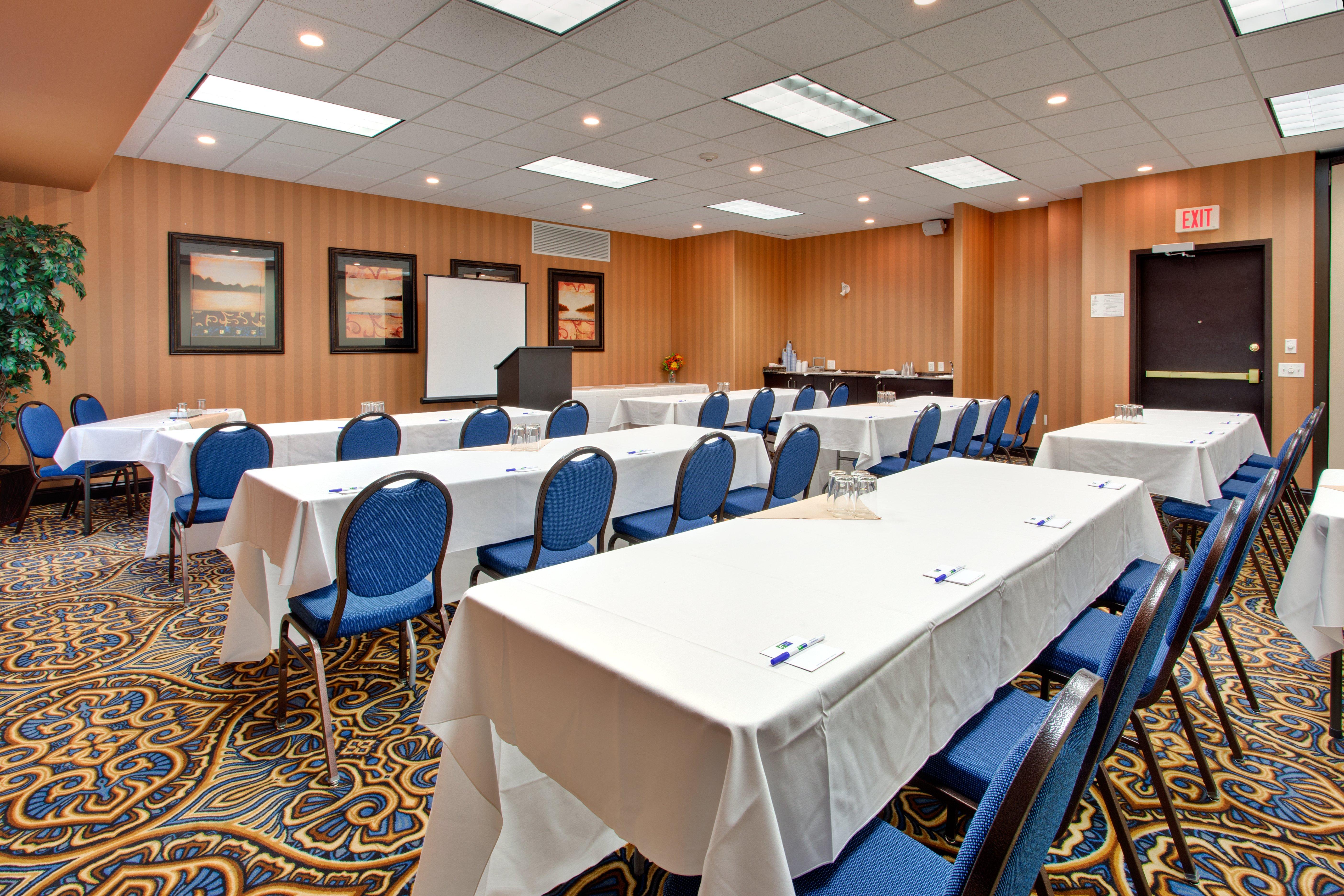 Holiday Inn Express Airport Calgary By Ihg Екстериор снимка