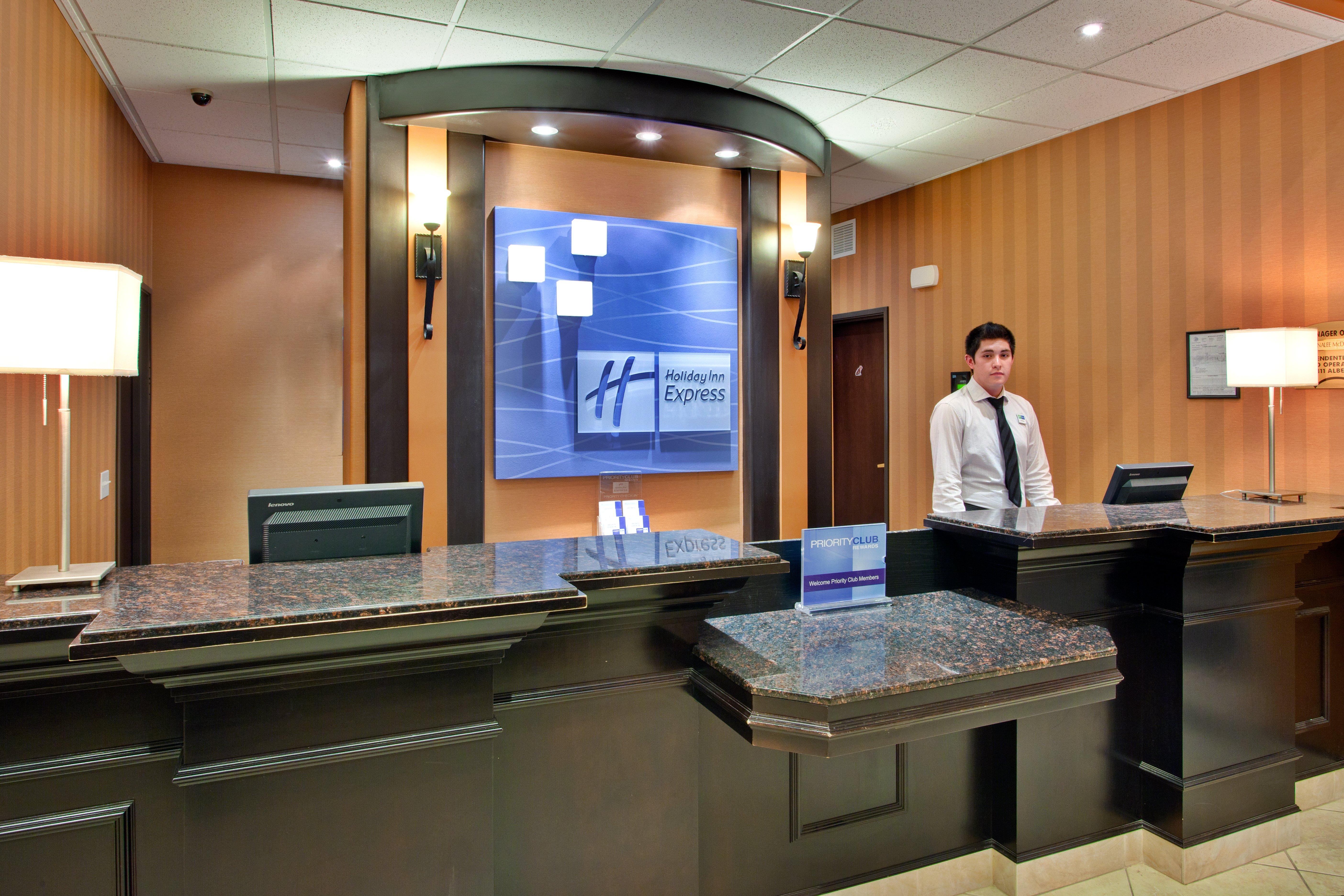 Holiday Inn Express Airport Calgary By Ihg Екстериор снимка