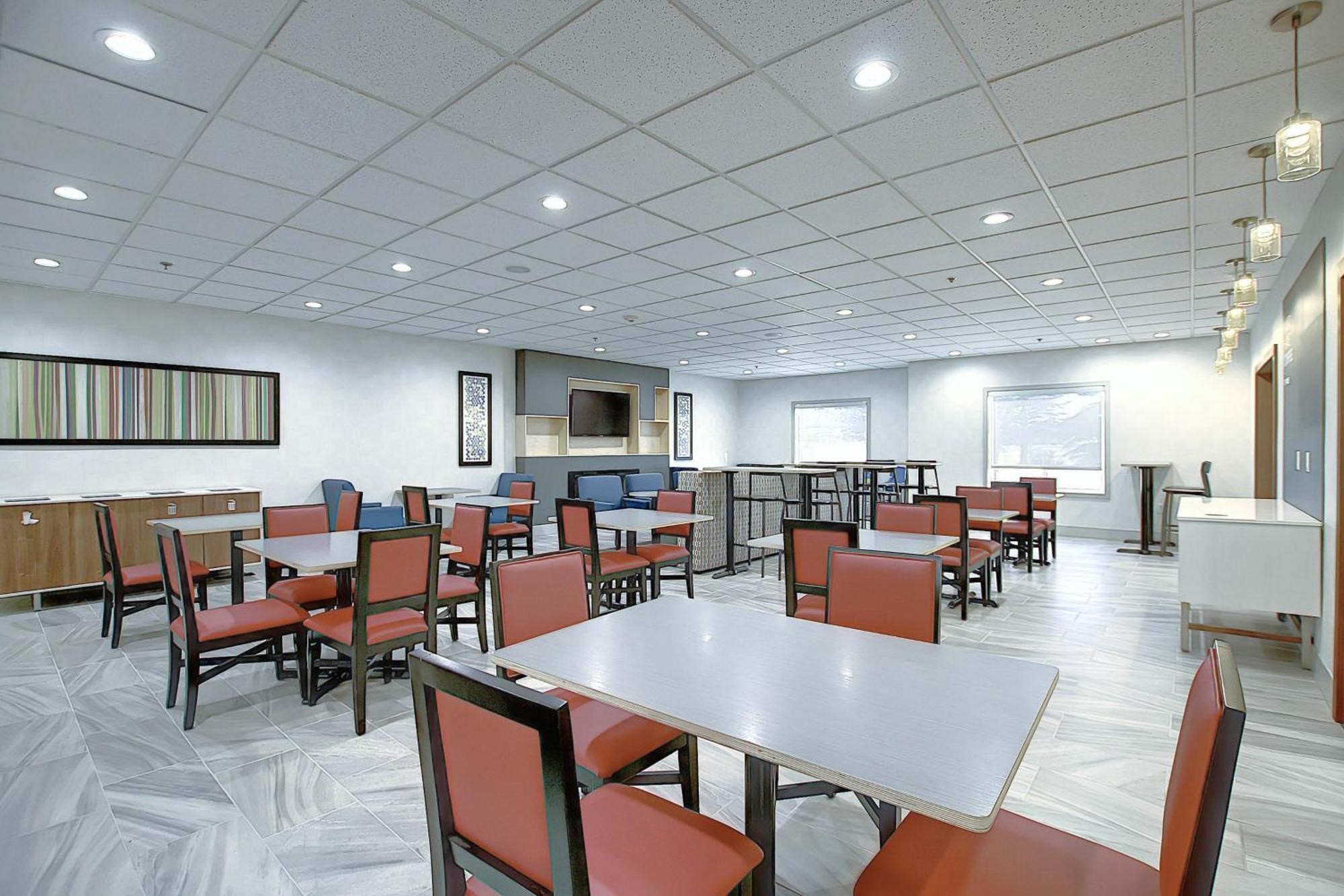 Holiday Inn Express Airport Calgary By Ihg Екстериор снимка