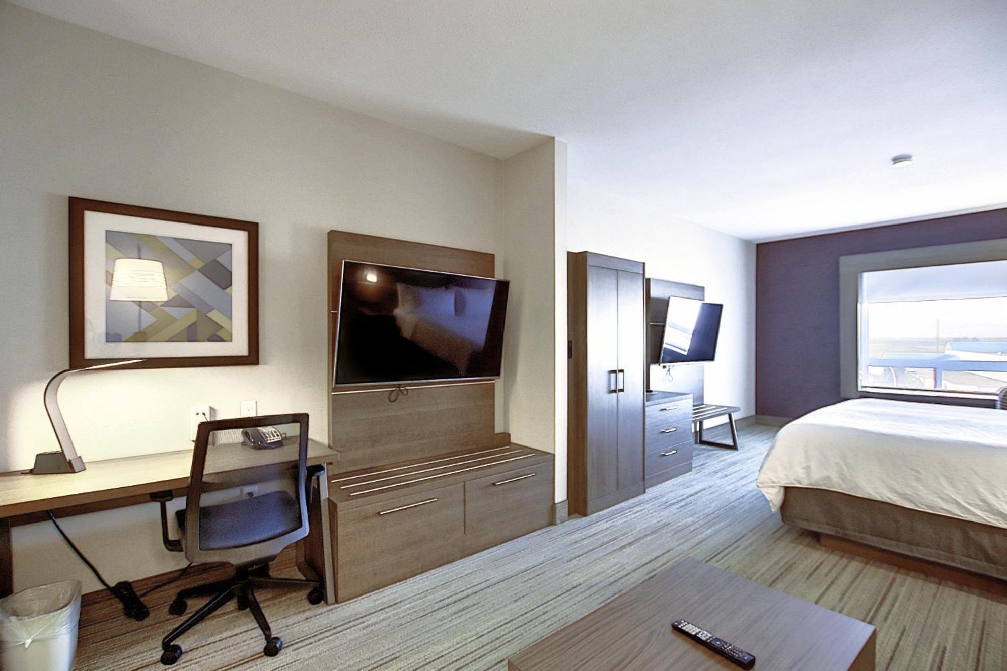 Holiday Inn Express Airport Calgary By Ihg Екстериор снимка